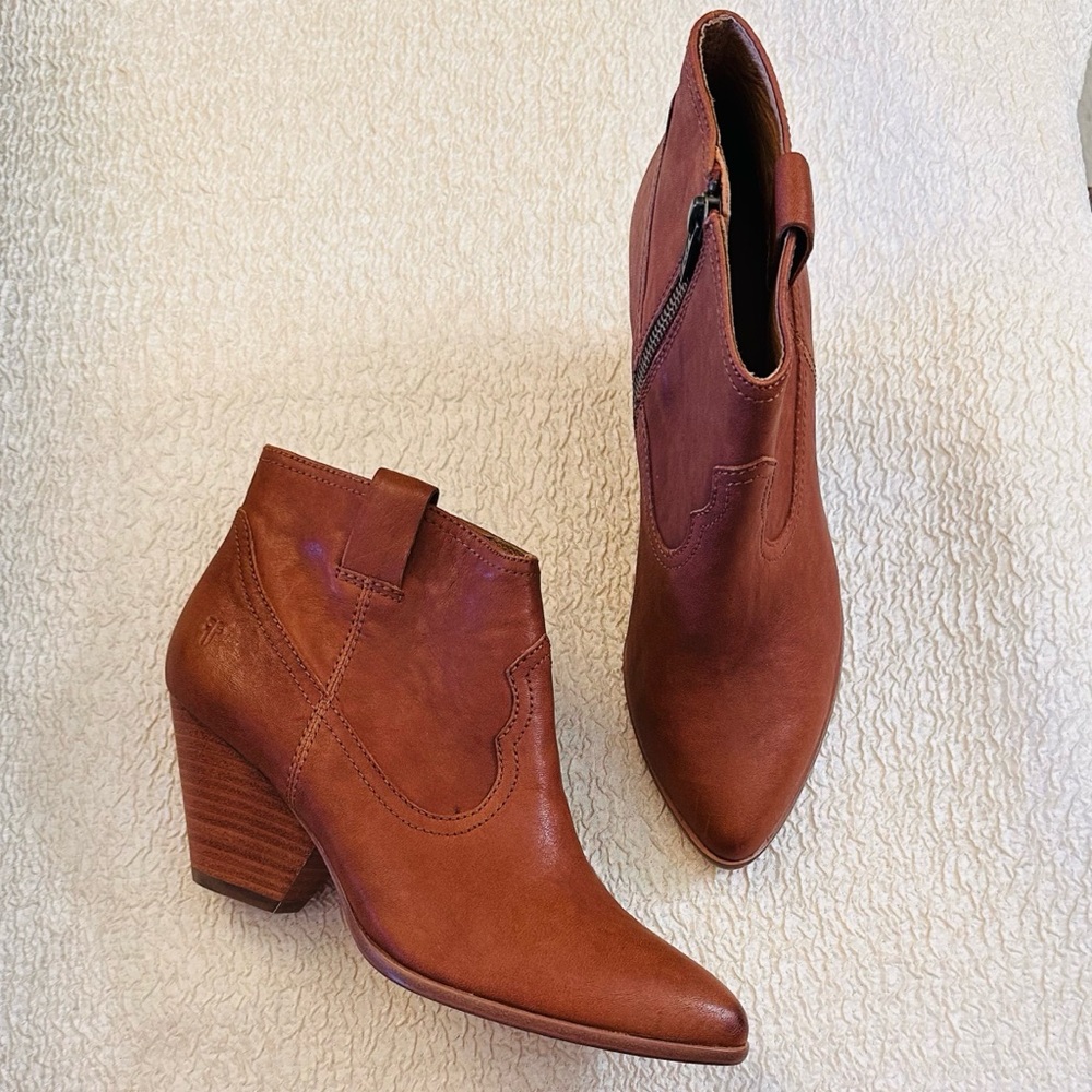 Frye Reina Western Ankle Boots Pointy Toe Cognac Brown Leather 7.5 NEW - Picture 2 of 10